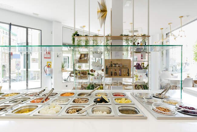 Modernes Restaurant mit Selbstbedienungssystem und serviert köstliche Speisen und Gerichte in warmen Metallbehältern auf der Theke — Stockfoto