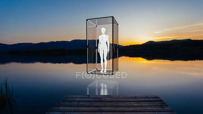 Людина захищена і ізольована ззовні у скляній коробці . — стокове фото