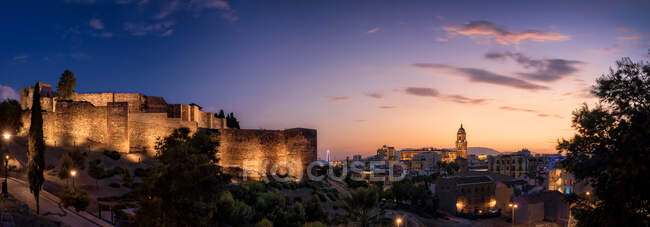 Grand angle vue pittoresque du château médiéval avec coucher de soleil ciel — Photo de stock