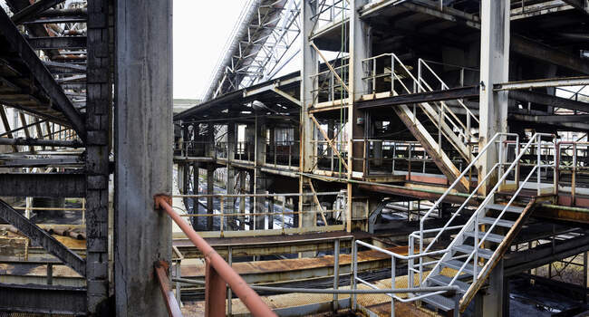 Verlassenes, verlassenes Industriebauwerk, bestehend aus Metallgerüsten mit Stahlträgern aus Treppen und Rohren in einem unbewohnten Kohlebergwerk — Stockfoto