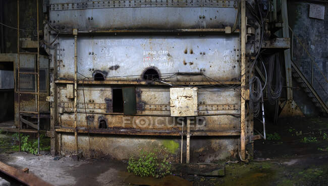 Shabby antigua estructura metálica abandonada - foto de stock
