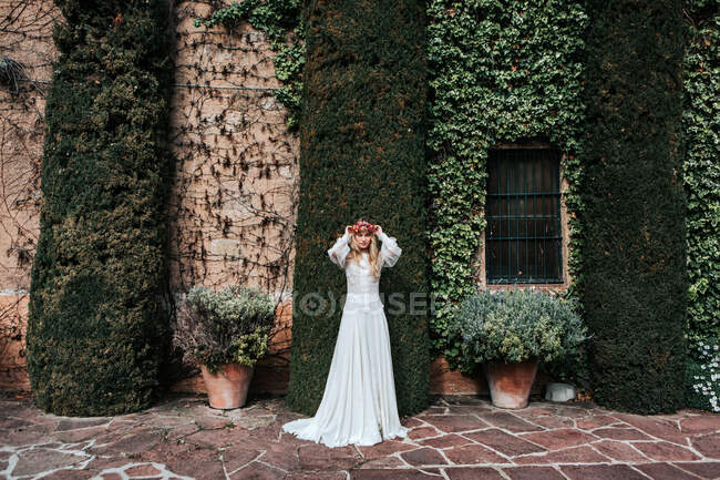 Jovem noiva de pé perto da velha propriedade — Fotografia de Stock