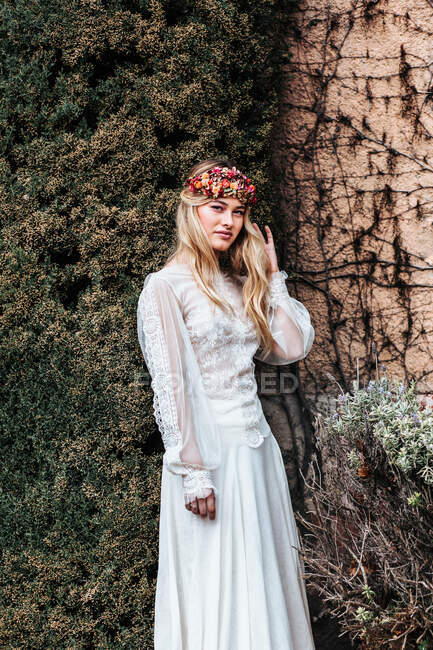 Jeune mariée debout près de vieux domaine — Photo de stock