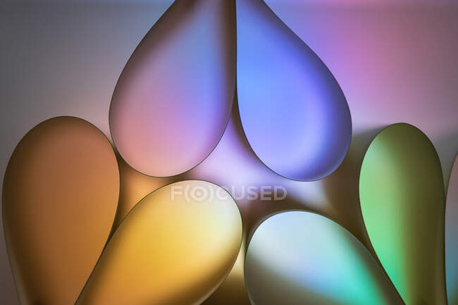 Fond abstrait avec papier bouclé dans la lumière colorée — Photo de stock