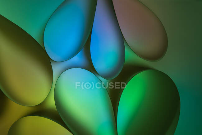 Абстрактний фон з закрученим папером в барвистому світлі — стокове фото