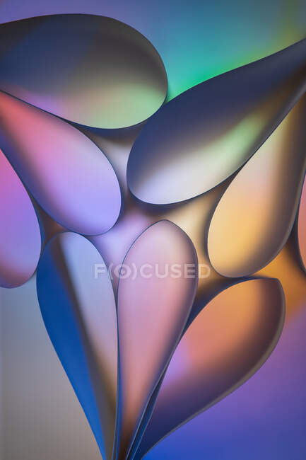 Абстрактний фон із згорнутим папером у барвистому світлі. — стокове фото