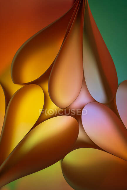 Fond abstrait avec papier bouclé dans la lumière colorée — Photo de stock