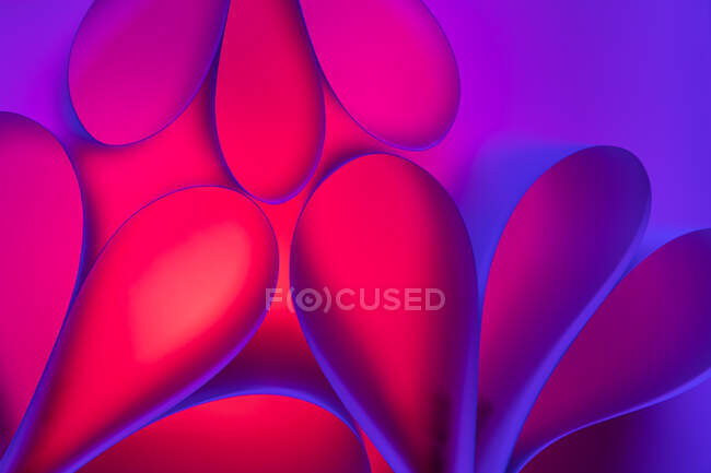 Fundo abstrato com papel ondulado em luz colorida — Fotografia de Stock