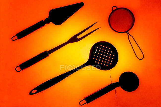 Set de varios utensilios de cocina sobre fondo azul - foto de stock