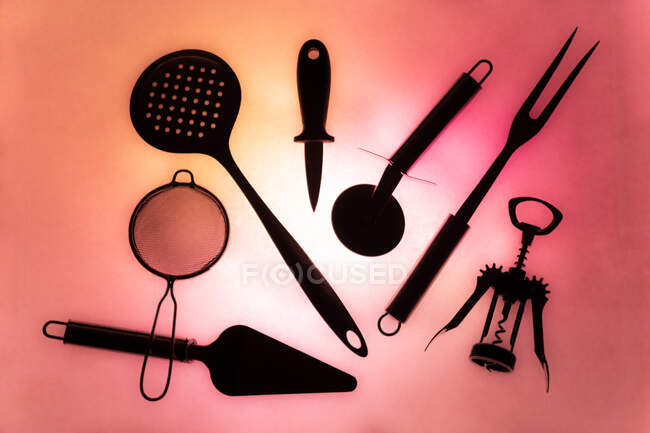 Composición de los suministros de cocina sobre fondo colorido - foto de stock
