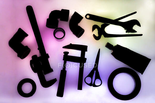 Conjunto de várias ferramentas de artesanato em fundo colorido — Fotografia de Stock