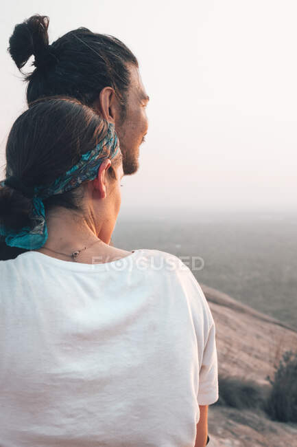 Contenuti coppia di hipster in abbigliamento casual che si abbracciano viaggiando insieme in Sri Lanka godendo di paesaggi maestosi — Foto stock