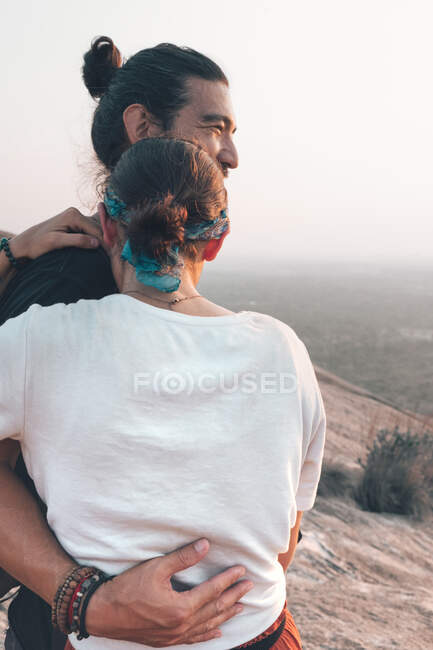 Contenuti coppia di hipster in abbigliamento casual che si abbracciano viaggiando insieme in Sri Lanka godendo di paesaggi maestosi — Foto stock