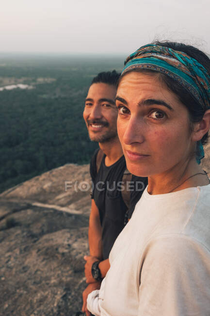 Pareja contenta de hipsters con ropa casual viajando juntos por Sri Lanka disfrutando de paisajes majestuosos - foto de stock