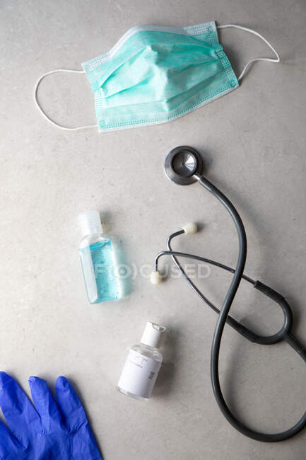 Гель, медична маска і стетоскоп на столі. — стокове фото