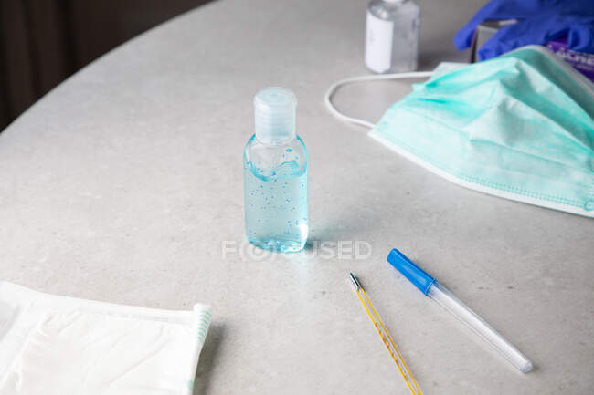 Antibakterielles Gel und medizinische Maske auf dem Tisch — Stockfoto