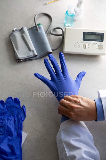 Лікар - хірург вдягає хірургічні рукавички. — стокове фото