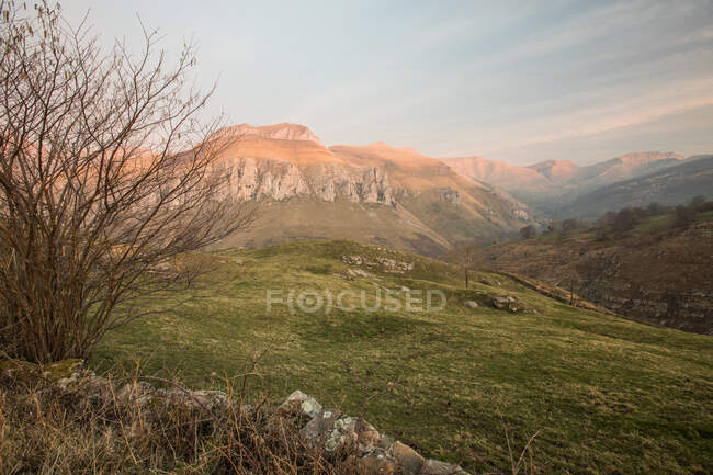 Increíble paisaje de verde prado rocoso en tranquilo terreno montañoso en el campo de España - foto de stock
