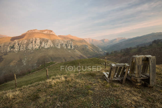 Vale de majestosas montanhas cobertas com grama verde e florestas localizadas na Cantábria — Fotografia de Stock
