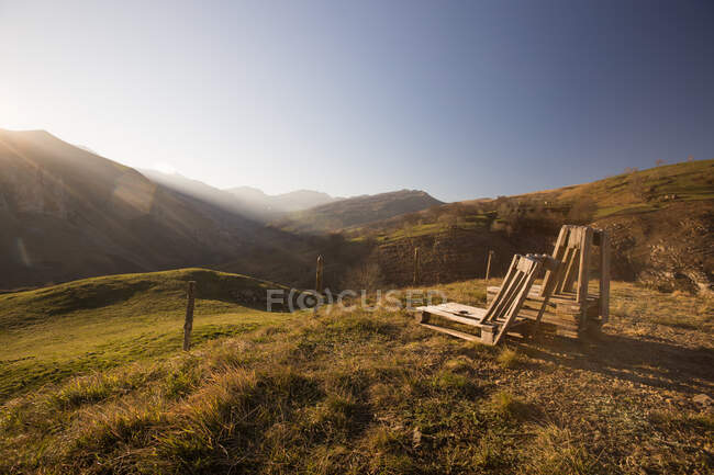 Vista cênica de colinas verdes na luz solar brilhante — Fotografia de Stock