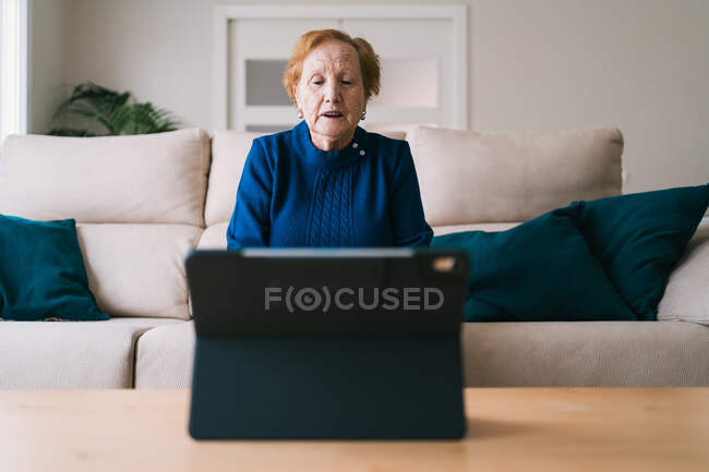 Mulher velha se comunicando com a filha no bate-papo por vídeo no laptop — Fotografia de Stock
