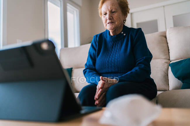 Vieille femme communiquant avec sa fille sur le chat vidéo sur ordinateur portable — Photo de stock