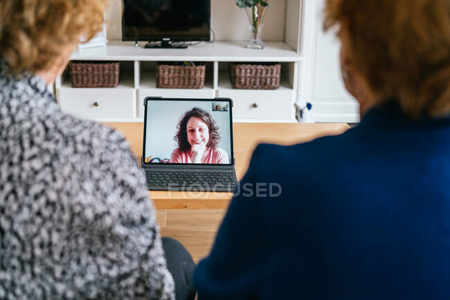 Mulheres tendo conversa em vídeo no laptop em casa — Fotografia de Stock