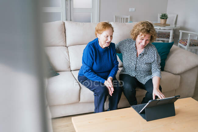 Жінки, які ведуть відео розмову на ноутбуці вдома — стокове фото