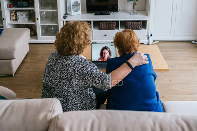 Frauen führen Videogespräche am Laptop zu Hause — Stockfoto