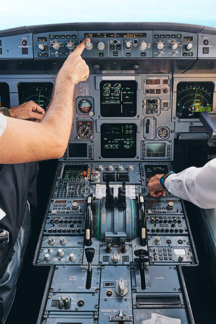Pilotos que trabalham no cockpit durante o voo — Fotografia de Stock