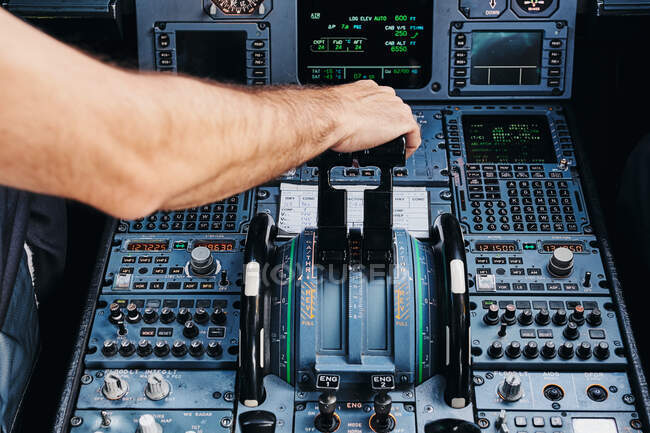 Pilote aux commandes d'un avion dans le poste de pilotage — Photo de stock