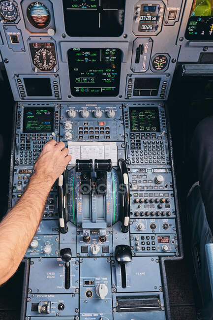 Piloten arbeiten während des Fluges im Cockpit — Stockfoto