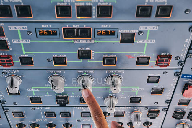 Piloto trabalhando com console de controle durante o voo — Fotografia de Stock