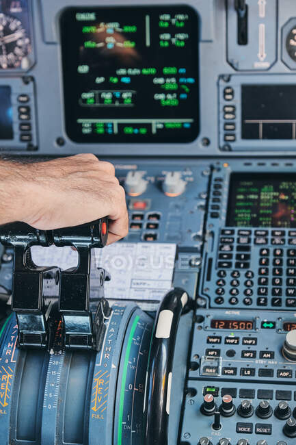 Pilot bedient Flugzeug im Cockpit — Stockfoto