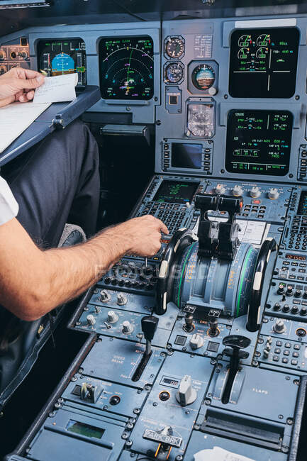 Piloto trabalhando com console de controle durante o voo — Fotografia de Stock