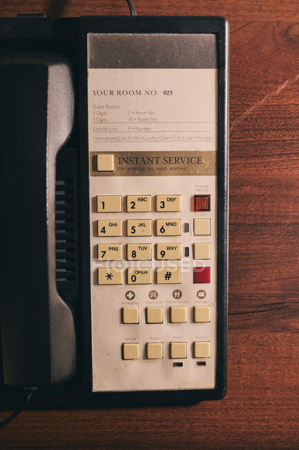 Primer plano del dispositivo de intercomunicación para la comunicación con el personal que cuelga de la pared en la habitación del hotel - foto de stock