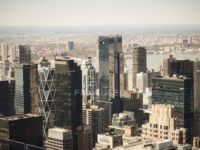 Вид с воздуха на современный район Нью-Йорка со стеклянными высотными башнями в солнечном свете — стоковое фото