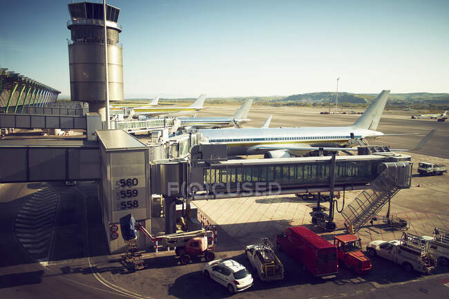 Angolo alto dell'aeroporto di New York con aeroplani con ponte jet e macchinari a terra in piena luce solare — Foto stock