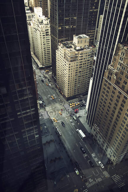 З верхнього поверху вулиці з транспортними засобами, що їздять серед висотних будинків у центрі міста Нью - Йорк. — стокове фото