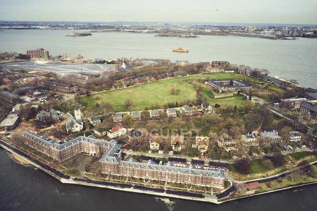 Vue aérienne des bâtiments et des parcs sur l'île avec vue sur la ville de New York — Photo de stock