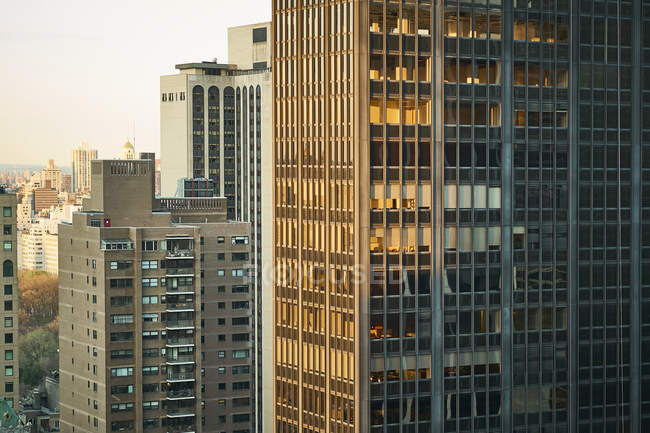 Vista panorámica de edificios altos de la ciudad de Nueva York - foto de stock