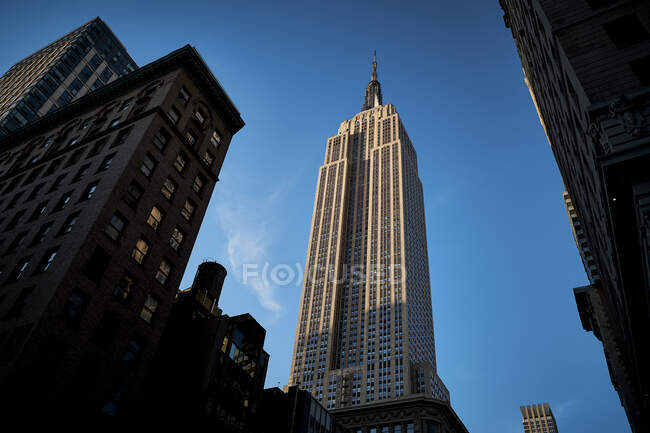 Tower in downtown of New York City against blue sky in sunlight — Stock Photo