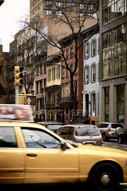 Жовтий вагон на перехресті старого міського району з типовими кам 