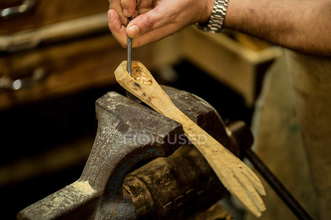 Crop charpentier trou de sculpture dans le bois avec ciseau — Photo de stock