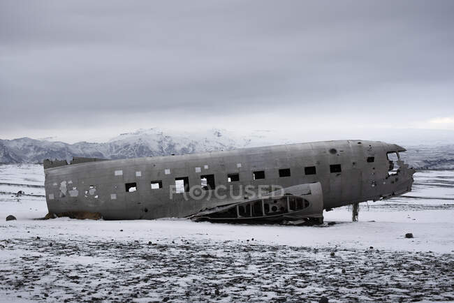 Vista lateral de aeronaves abandonadas na paisagem nevada da Islândia — Fotografia de Stock
