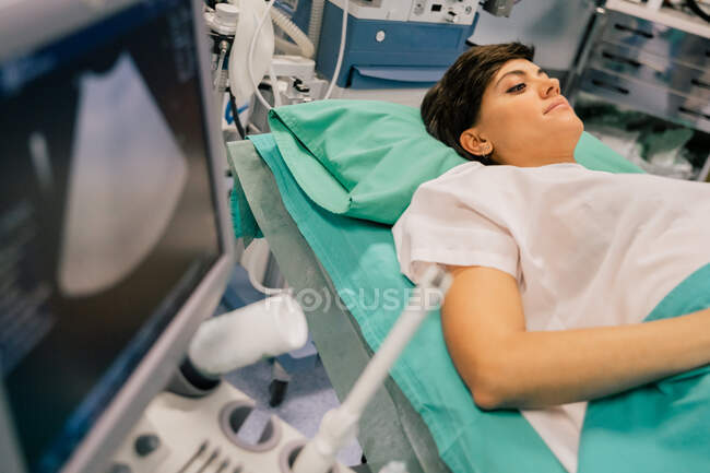 Vista di scanner ad ultrasuoni con donna incinta iniziano a sterminare in ospedale moderno — Foto stock