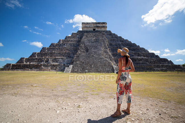 Viajante feminina anônima desfrutando de vista do edifício antigo no dia ensolarado no México — Fotografia de Stock