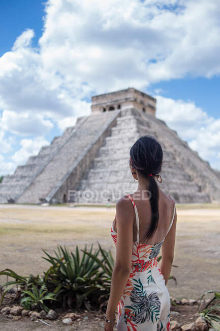 Viajante feminina anônima desfrutando de vista do edifício antigo no dia ensolarado no México — Fotografia de Stock