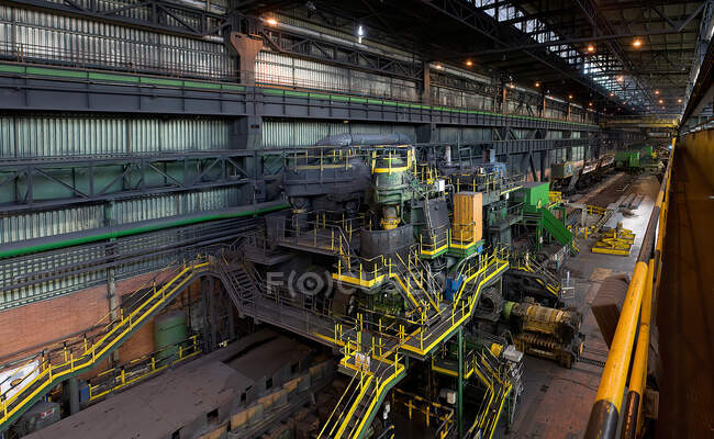 Interno di ampio laboratorio industriale con grande costruzione in metallo con scale in grande laboratorio industriale nelle Asturie — Foto stock