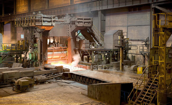 Forja em chamas dentro de uma espaçosa oficina de metal pronta para produzir estrutura metálica na construção industrial da fábrica moderna nas Astúrias — Fotografia de Stock